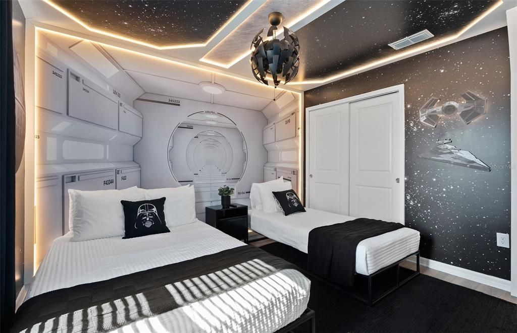 Activo con contrato: $1,141,640 (10 camas, 8 baños, 4382 Pies cuadrados)