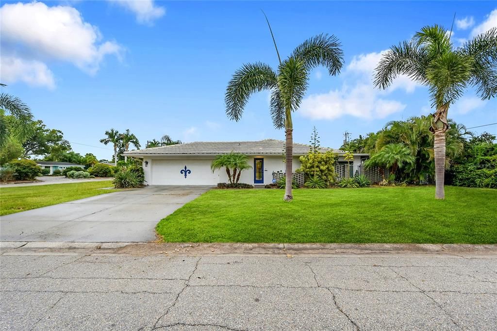 For Sale: $699,900 (3 beds, 3 baths, 2359 Square Feet)