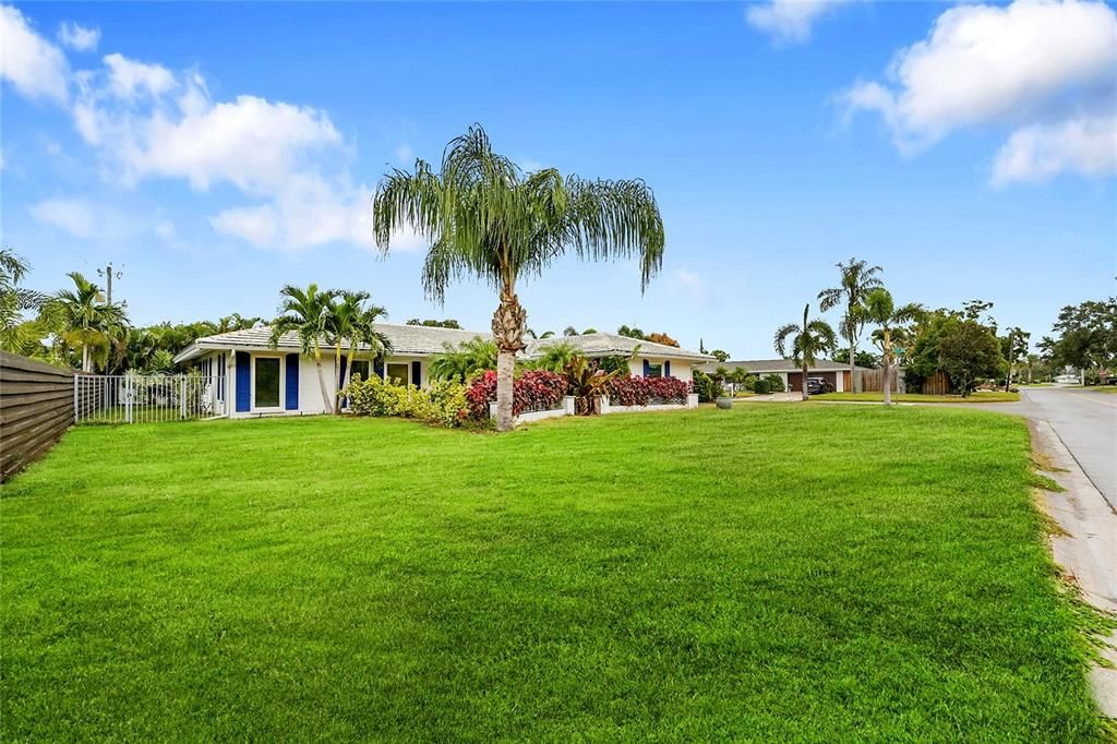 For Sale: $699,900 (3 beds, 3 baths, 2359 Square Feet)