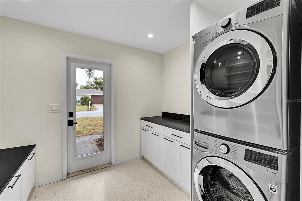 For Sale: $699,900 (3 beds, 3 baths, 2359 Square Feet)