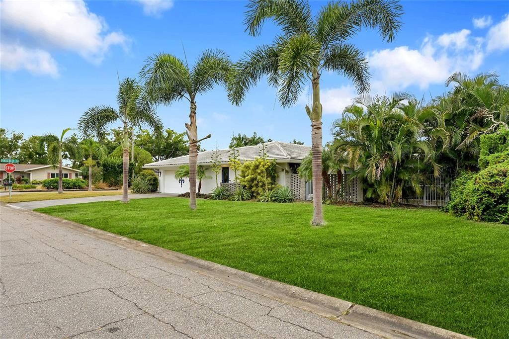 For Sale: $699,900 (3 beds, 3 baths, 2359 Square Feet)