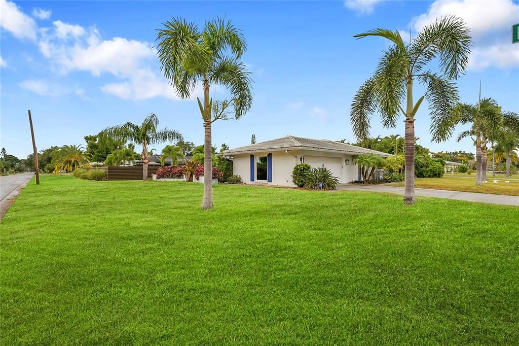 For Sale: $699,900 (3 beds, 3 baths, 2359 Square Feet)