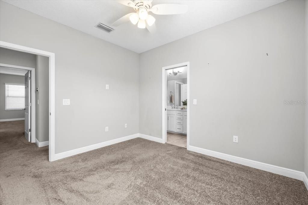 合同活跃: $719,900 (4 贝兹, 3 浴室, 2673 平方英尺)