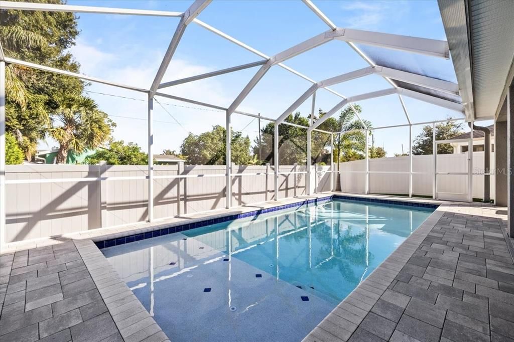 合同活跃: $719,900 (4 贝兹, 3 浴室, 2673 平方英尺)