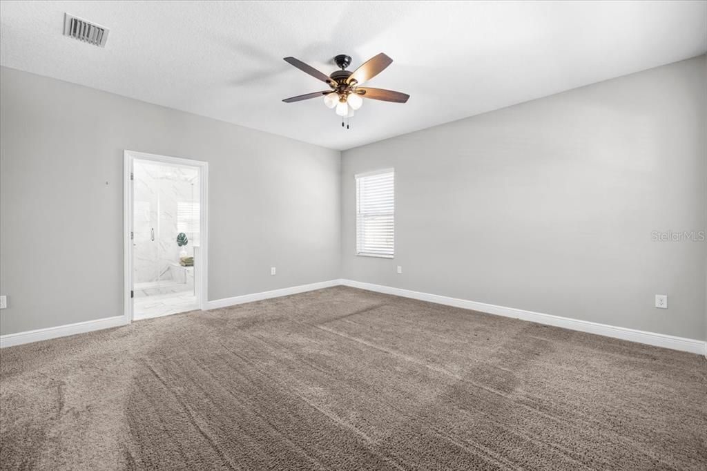 合同活跃: $719,900 (4 贝兹, 3 浴室, 2673 平方英尺)