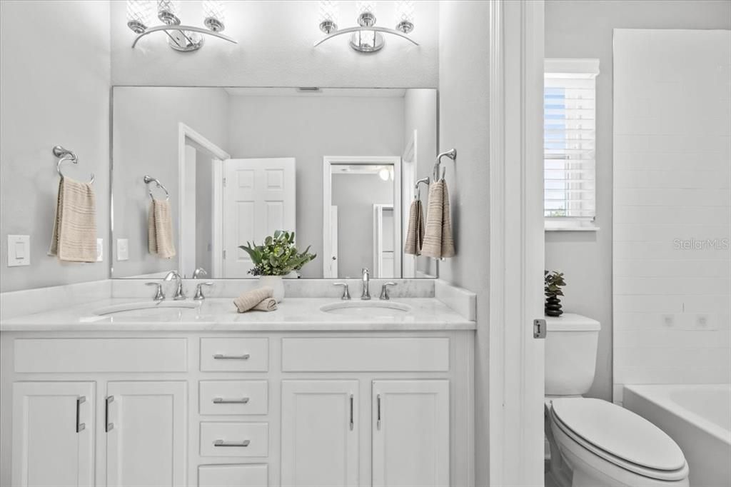 合同活跃: $719,900 (4 贝兹, 3 浴室, 2673 平方英尺)