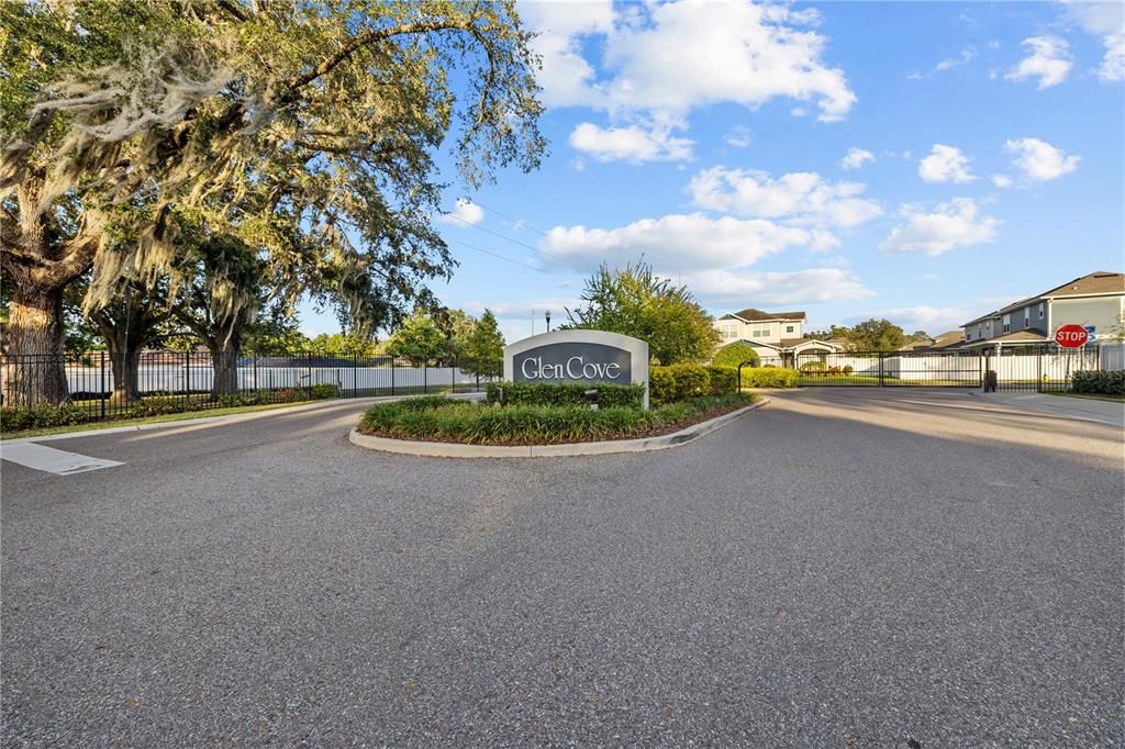 合同活跃: $719,900 (4 贝兹, 3 浴室, 2673 平方英尺)