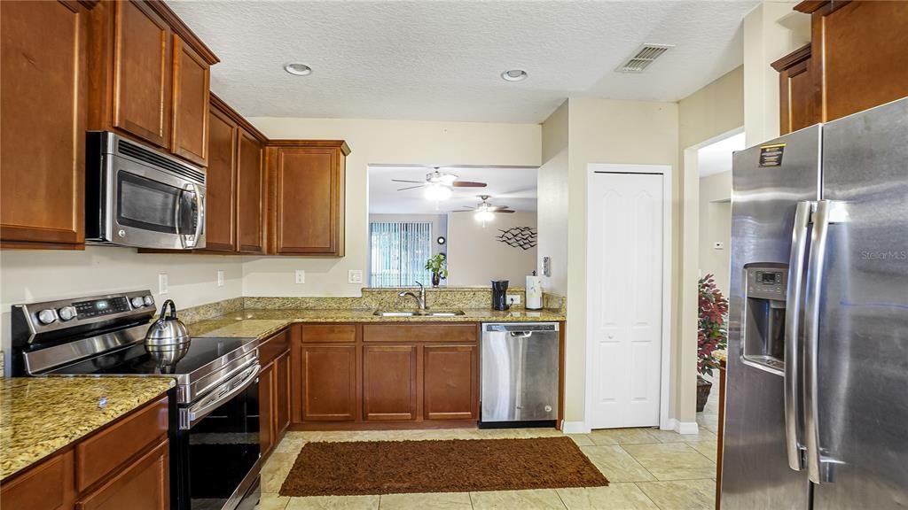 На продажу: $299,000 (3 спален, 2 ванн, 1747 Квадратных фут)