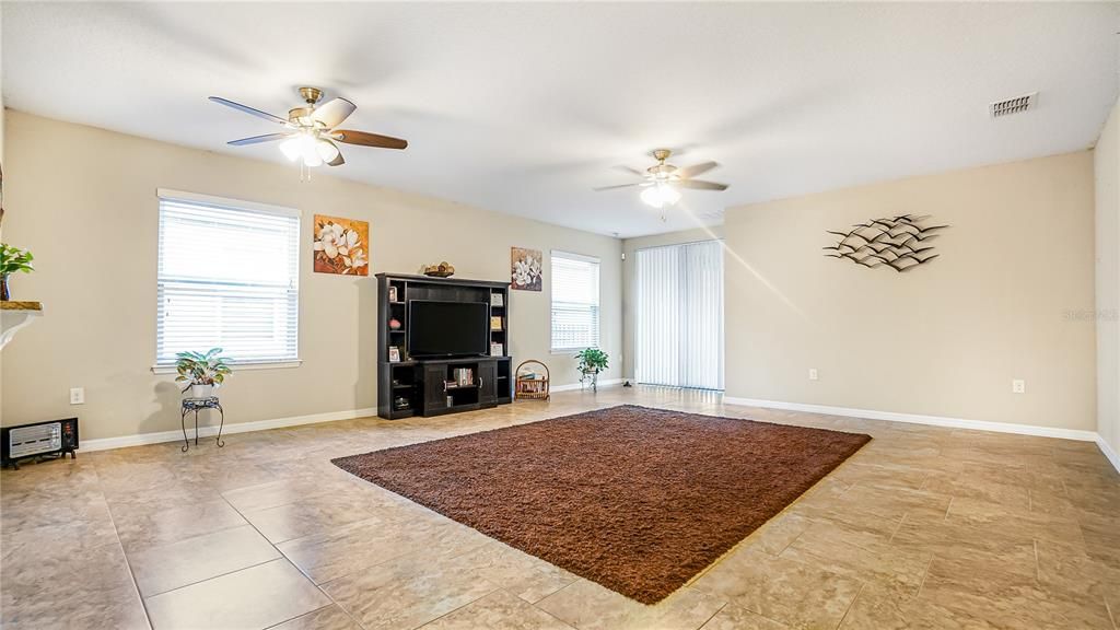 На продажу: $299,000 (3 спален, 2 ванн, 1747 Квадратных фут)