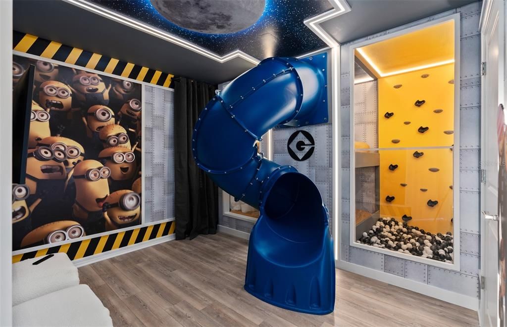 Под контрактом: $1,055,080 (10 спален, 8 ванн, 4382 Квадратных фут)