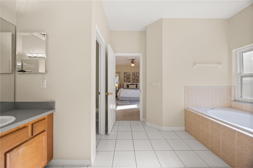 Под контрактом: $385,000 (3 спален, 2 ванн, 1786 Квадратных фут)