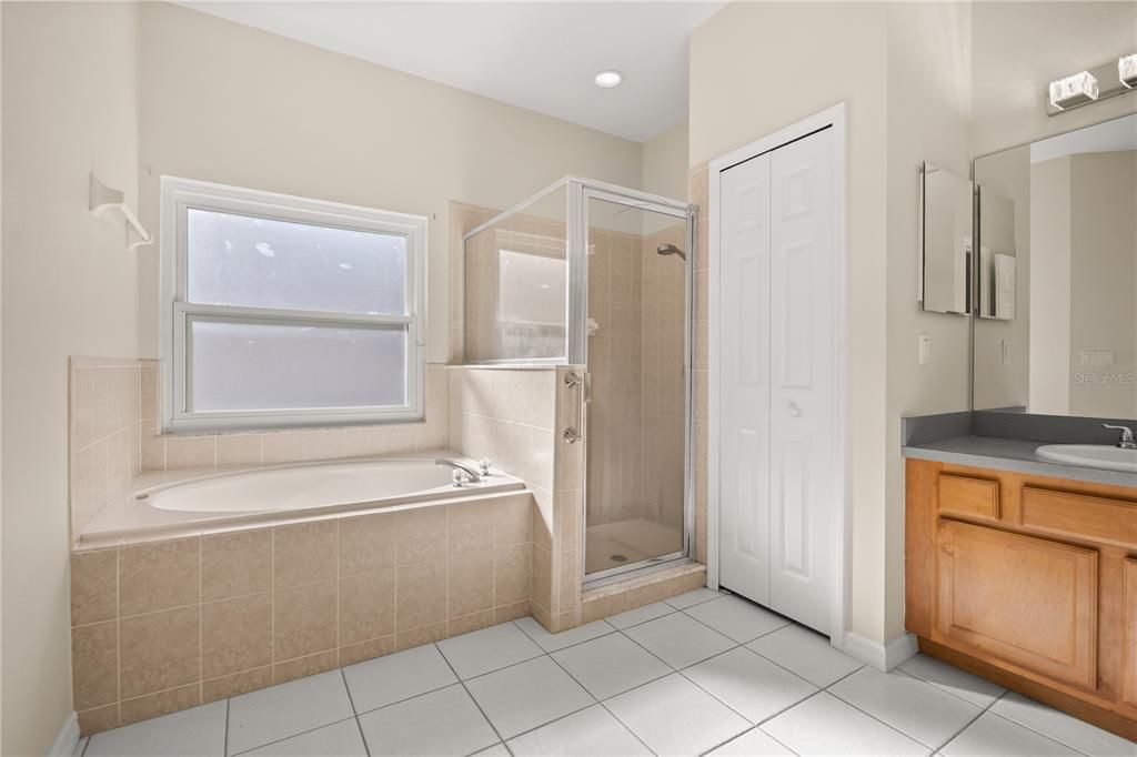 Под контрактом: $385,000 (3 спален, 2 ванн, 1786 Квадратных фут)