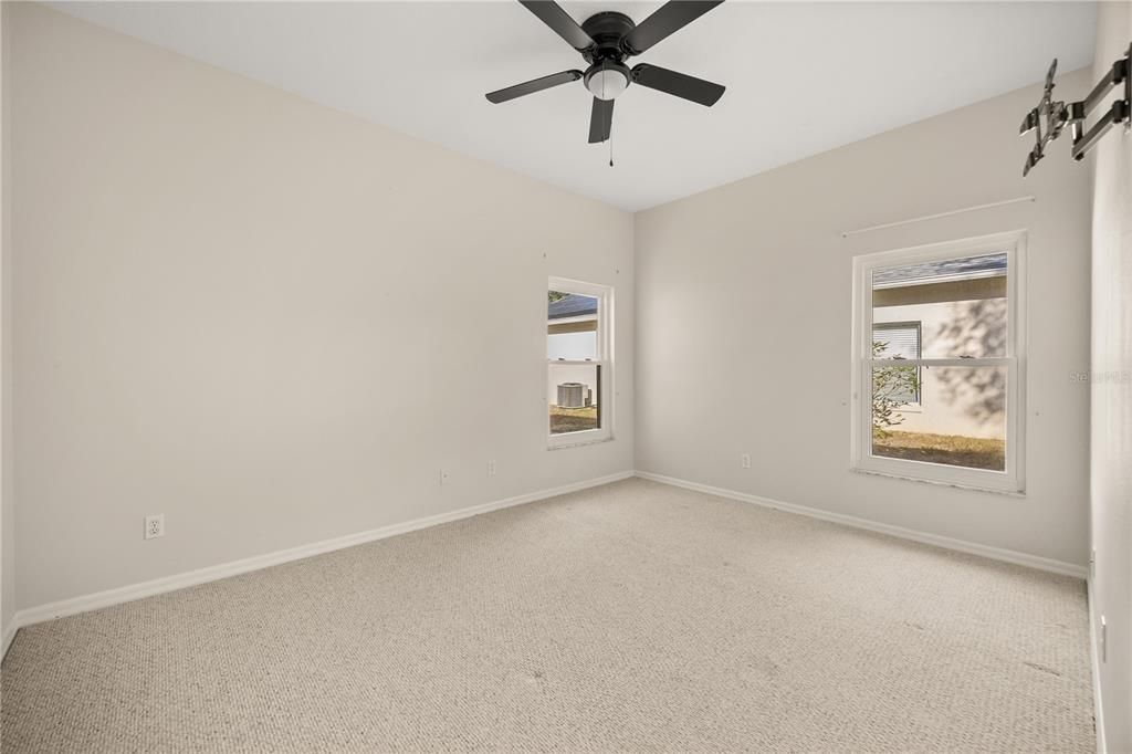 Под контрактом: $385,000 (3 спален, 2 ванн, 1786 Квадратных фут)