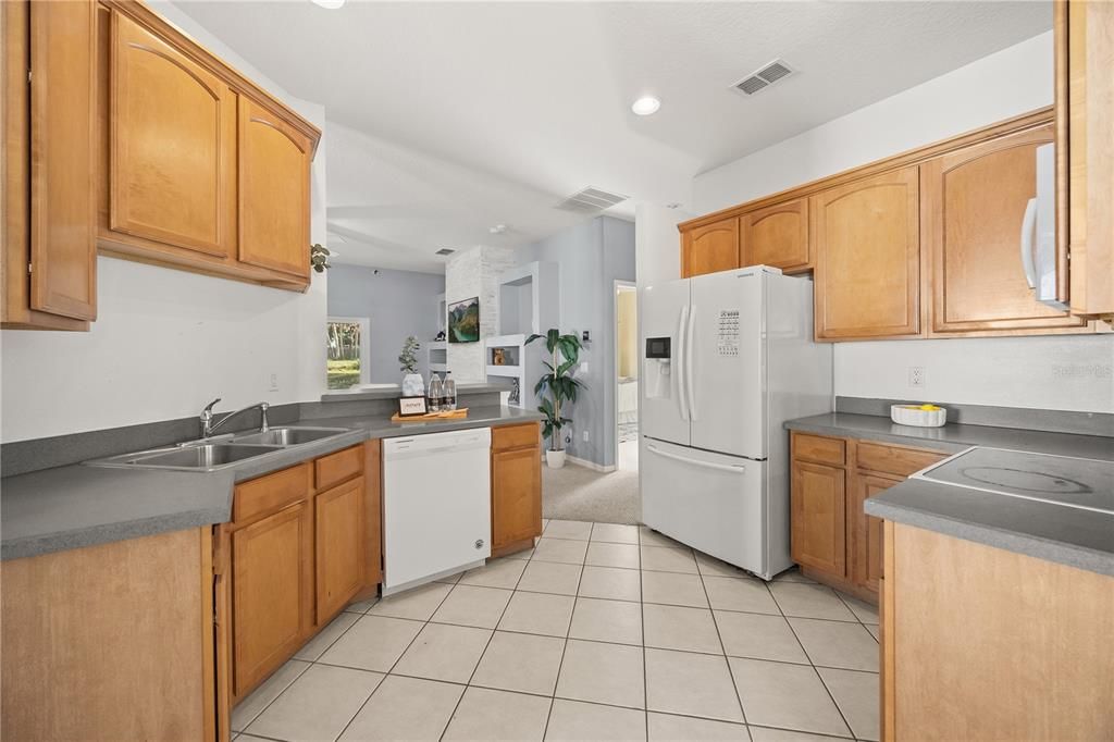 Под контрактом: $385,000 (3 спален, 2 ванн, 1786 Квадратных фут)