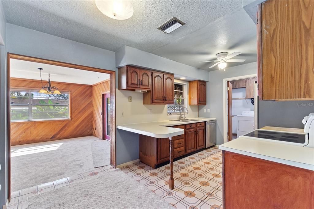 На продажу: $245,000 (2 спален, 1 ванн, 1320 Квадратных фут)