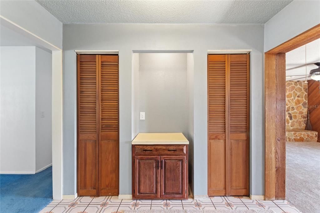 На продажу: $245,000 (2 спален, 1 ванн, 1320 Квадратных фут)