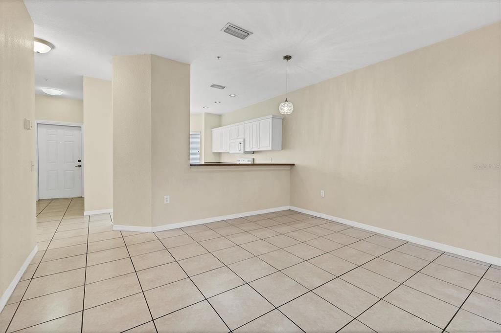 Под контрактом: $215,000 (2 спален, 2 ванн, 1167 Квадратных фут)