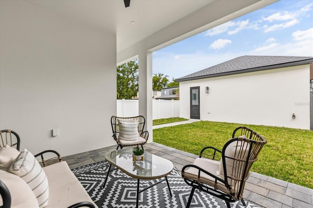 Под контрактом: $1,025,000 (4 спален, 3 ванн, 2986 Квадратных фут)