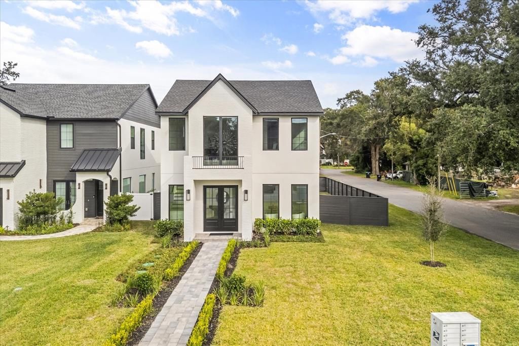 Под контрактом: $1,025,000 (4 спален, 3 ванн, 2986 Квадратных фут)