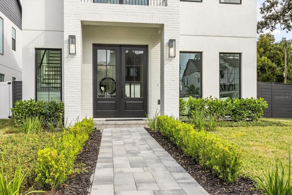 Под контрактом: $1,025,000 (4 спален, 3 ванн, 2986 Квадратных фут)