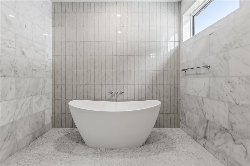 Под контрактом: $1,025,000 (4 спален, 3 ванн, 2986 Квадратных фут)