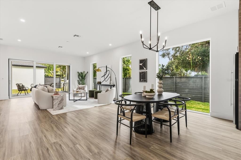 Под контрактом: $1,025,000 (4 спален, 3 ванн, 2986 Квадратных фут)