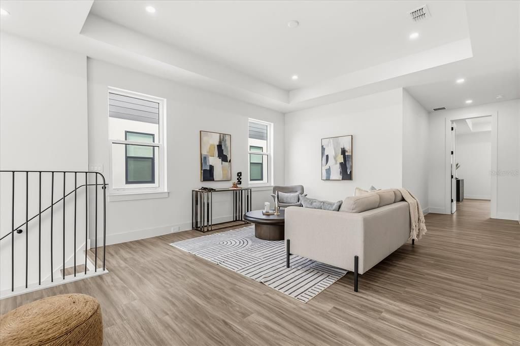 Под контрактом: $1,025,000 (4 спален, 3 ванн, 2986 Квадратных фут)