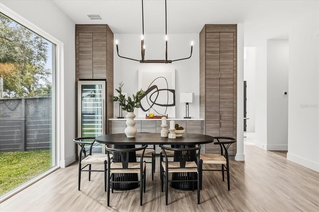 Под контрактом: $1,025,000 (4 спален, 3 ванн, 2986 Квадратных фут)