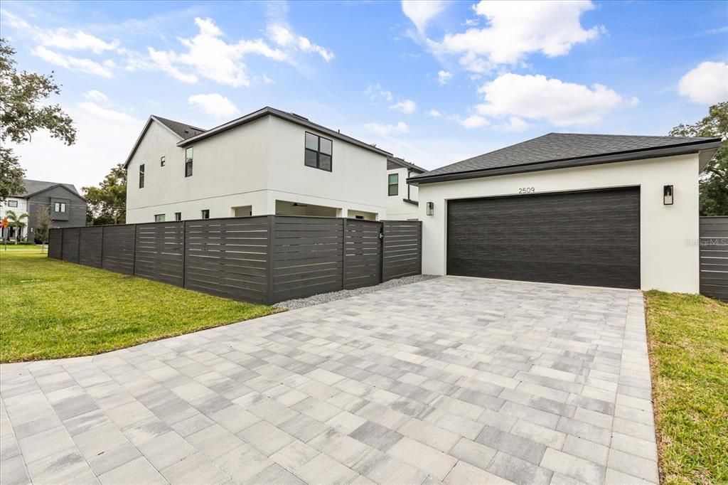 Под контрактом: $1,025,000 (4 спален, 3 ванн, 2986 Квадратных фут)