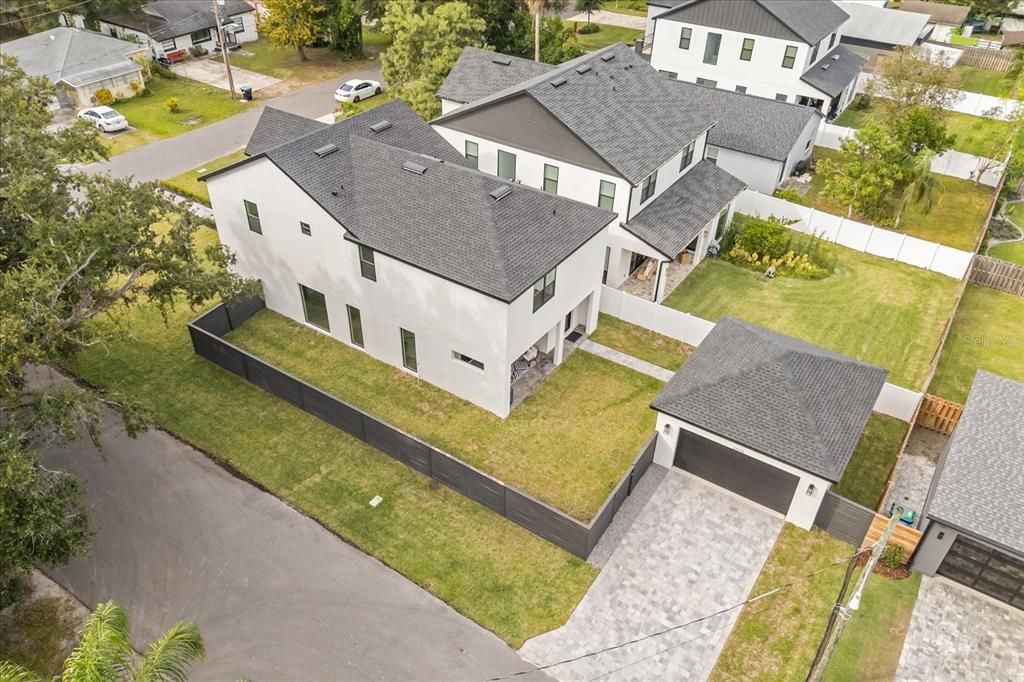 Под контрактом: $1,025,000 (4 спален, 3 ванн, 2986 Квадратных фут)