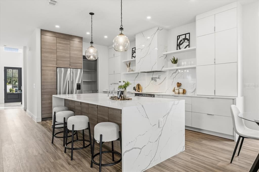 Под контрактом: $1,025,000 (4 спален, 3 ванн, 2986 Квадратных фут)