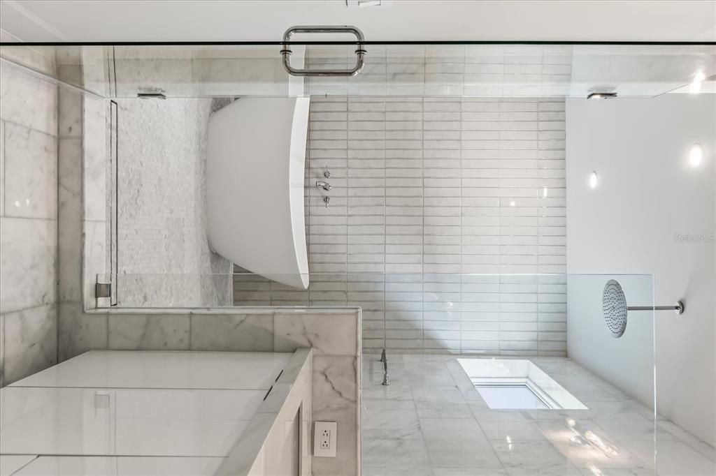 Под контрактом: $1,025,000 (4 спален, 3 ванн, 2986 Квадратных фут)