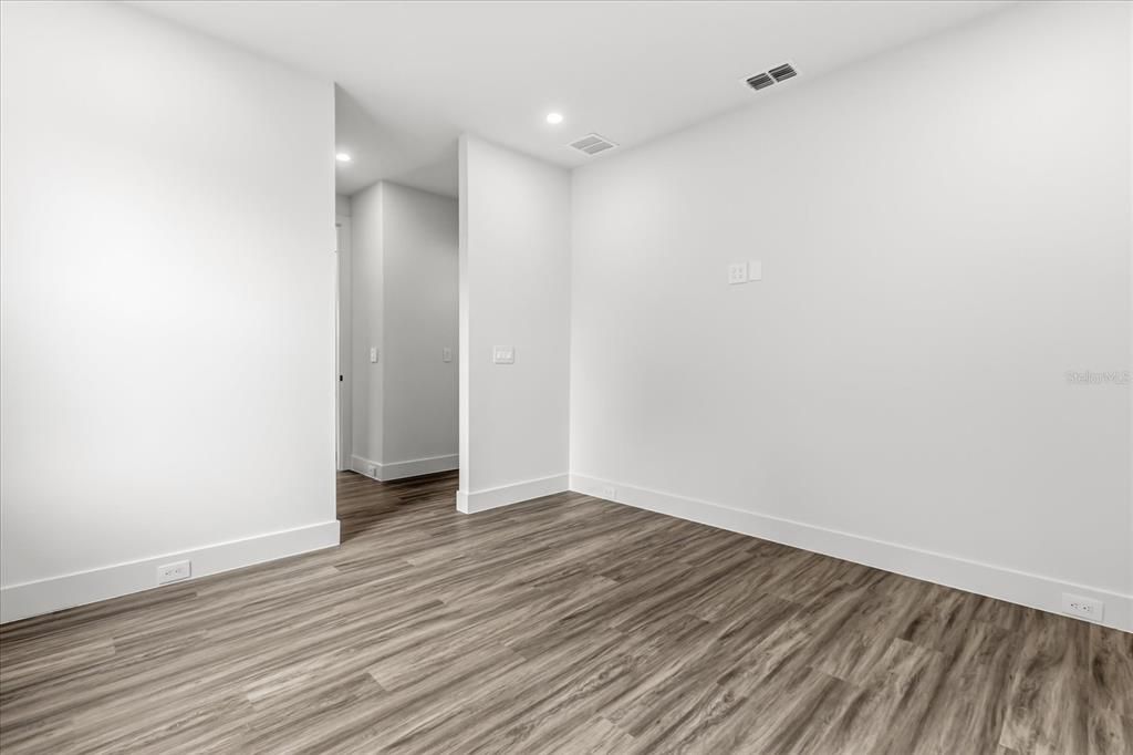 Под контрактом: $1,025,000 (4 спален, 3 ванн, 2986 Квадратных фут)