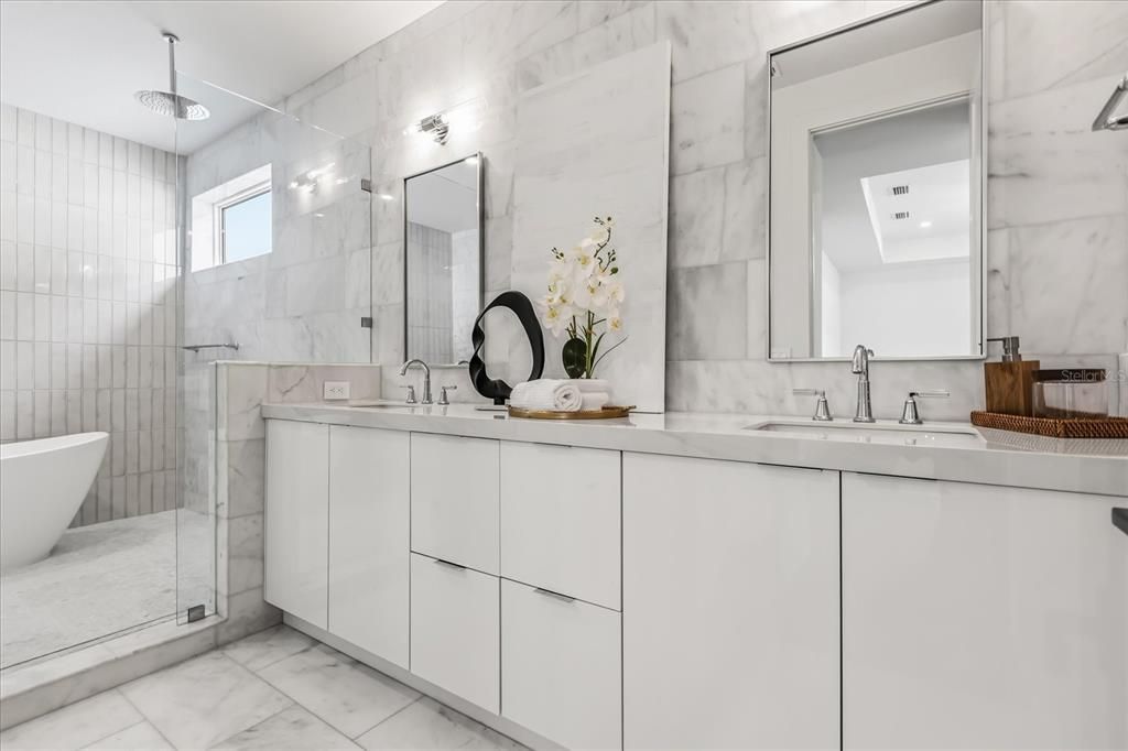 Под контрактом: $1,025,000 (4 спален, 3 ванн, 2986 Квадратных фут)