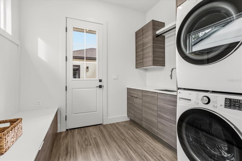 Под контрактом: $1,025,000 (4 спален, 3 ванн, 2986 Квадратных фут)