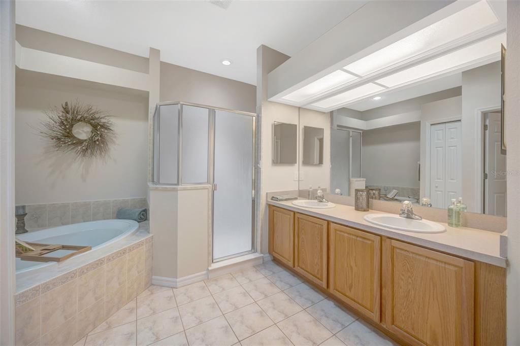 合同活跃: $370,000 (3 贝兹, 2 浴室, 1635 平方英尺)