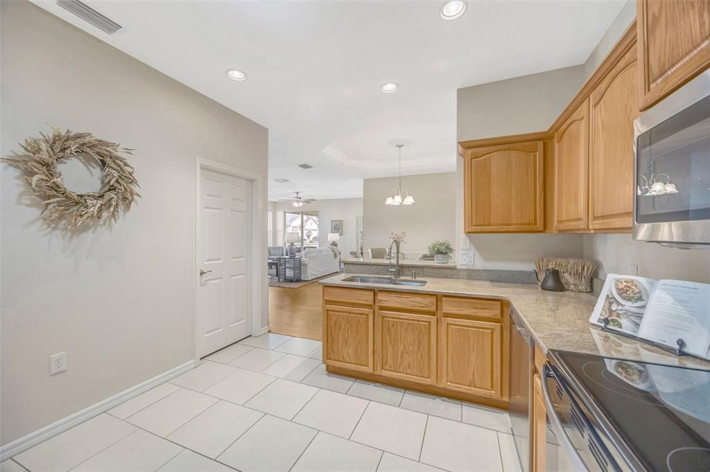 合同活跃: $370,000 (3 贝兹, 2 浴室, 1635 平方英尺)