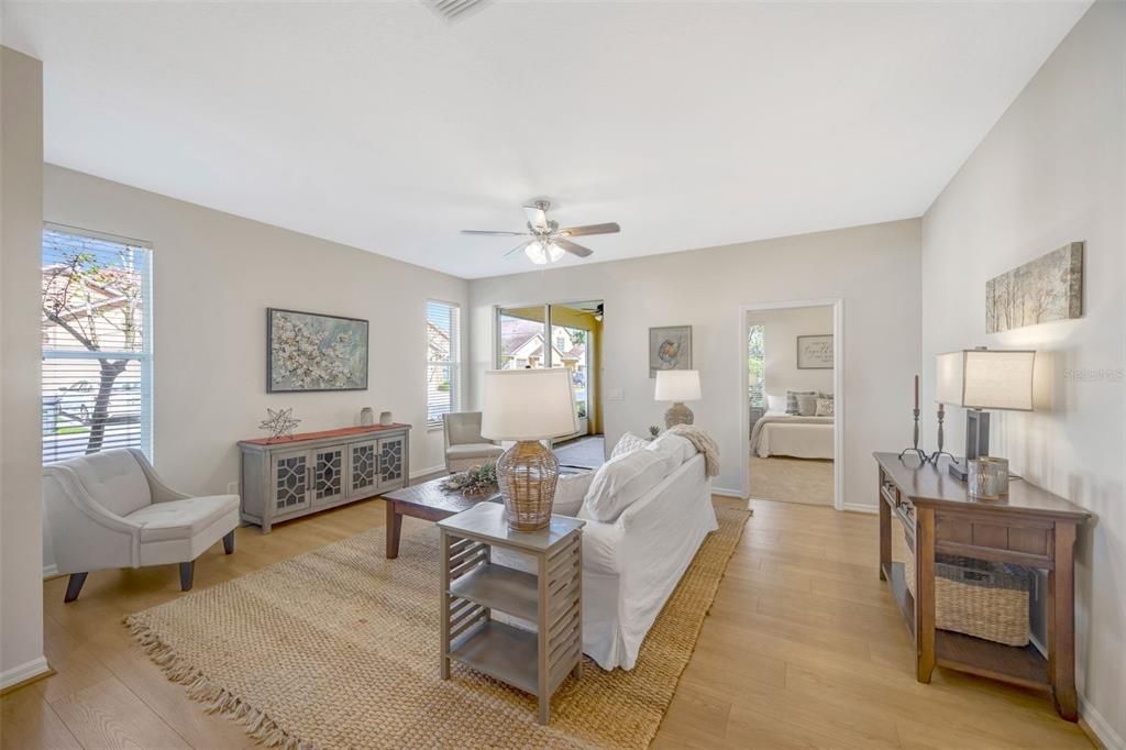 合同活跃: $370,000 (3 贝兹, 2 浴室, 1635 平方英尺)