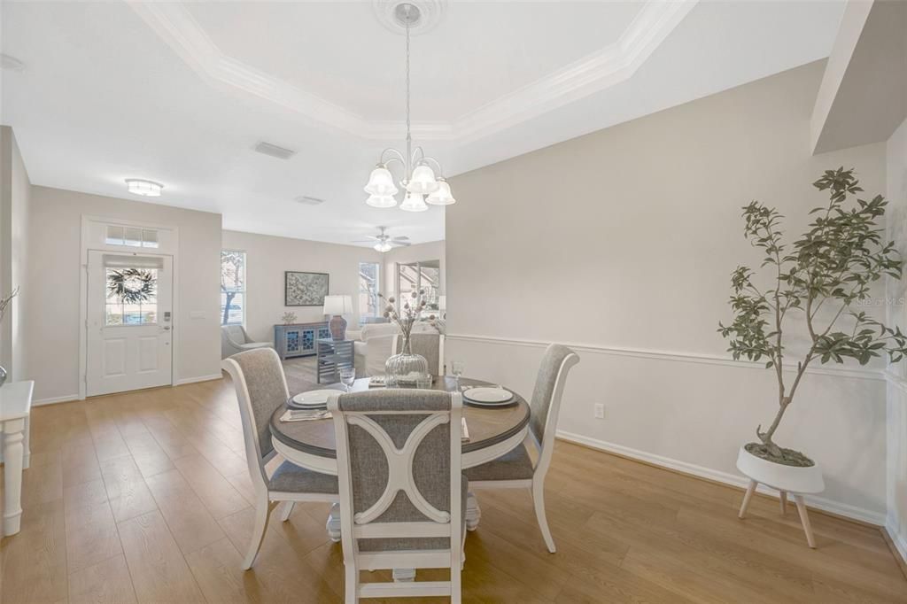 合同活跃: $370,000 (3 贝兹, 2 浴室, 1635 平方英尺)