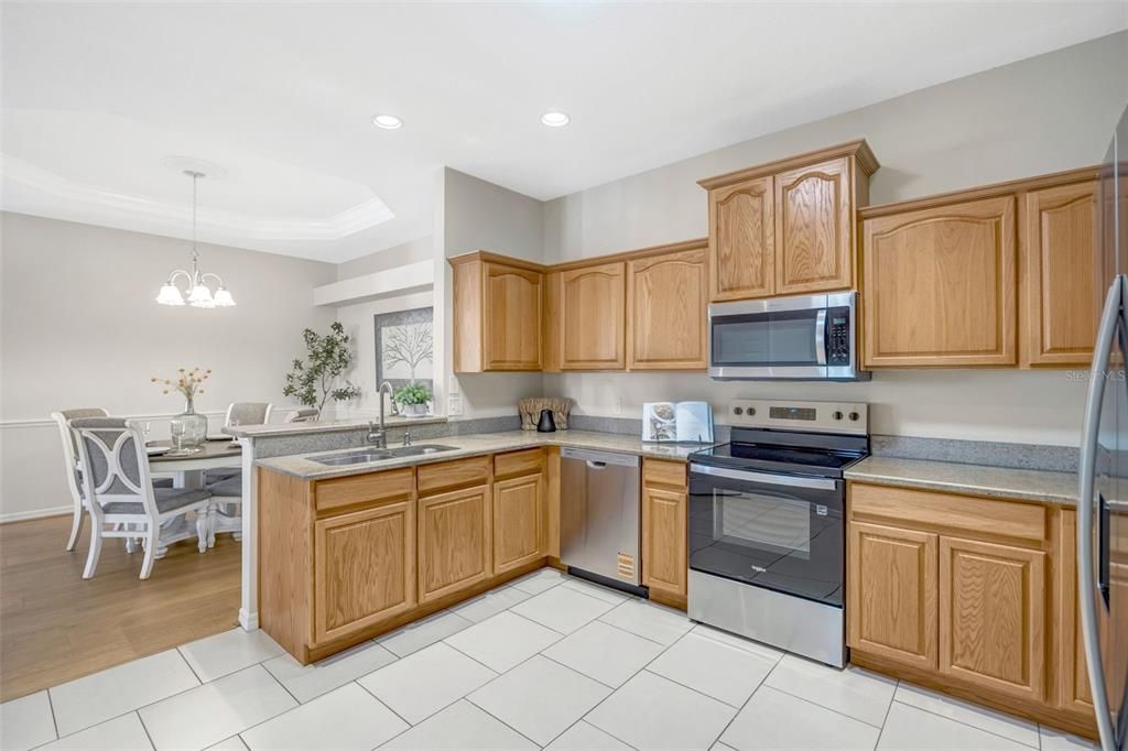 合同活跃: $370,000 (3 贝兹, 2 浴室, 1635 平方英尺)