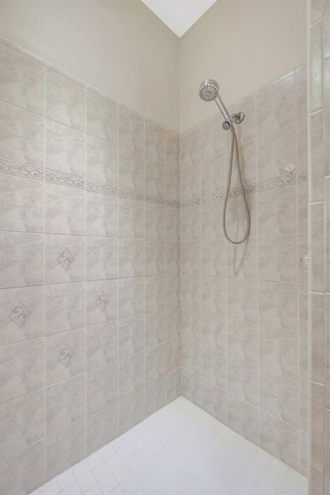 合同活跃: $370,000 (3 贝兹, 2 浴室, 1635 平方英尺)