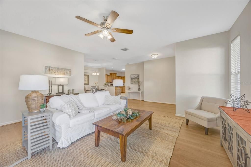 合同活跃: $370,000 (3 贝兹, 2 浴室, 1635 平方英尺)