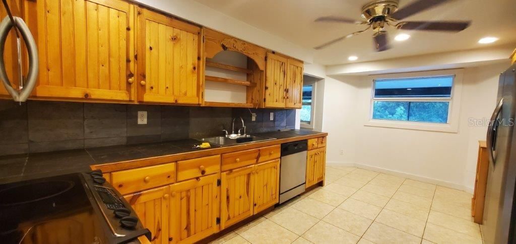 For Rent: $2,400 (3 beds, 2 baths, 1653 Square Feet)