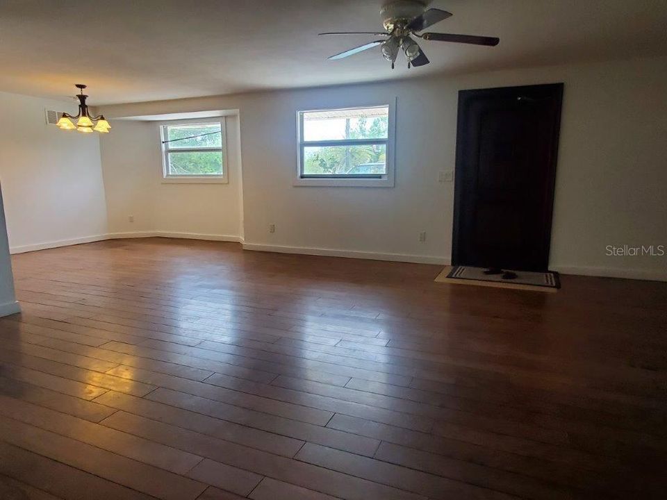For Rent: $2,400 (3 beds, 2 baths, 1653 Square Feet)