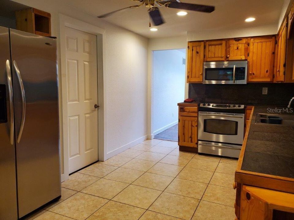 For Rent: $2,400 (3 beds, 2 baths, 1653 Square Feet)