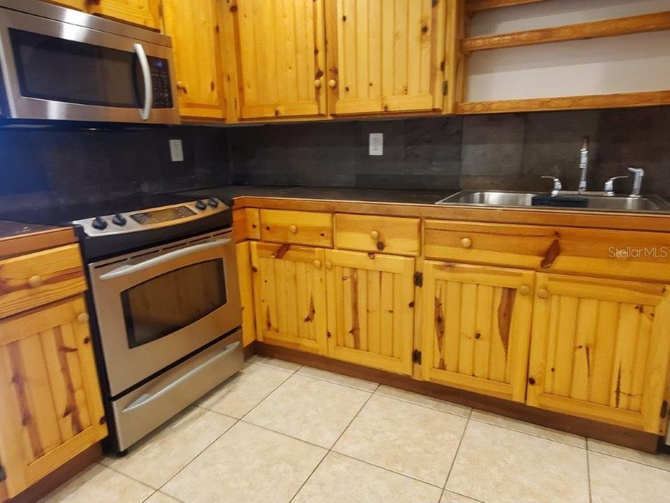 For Rent: $2,400 (3 beds, 2 baths, 1653 Square Feet)