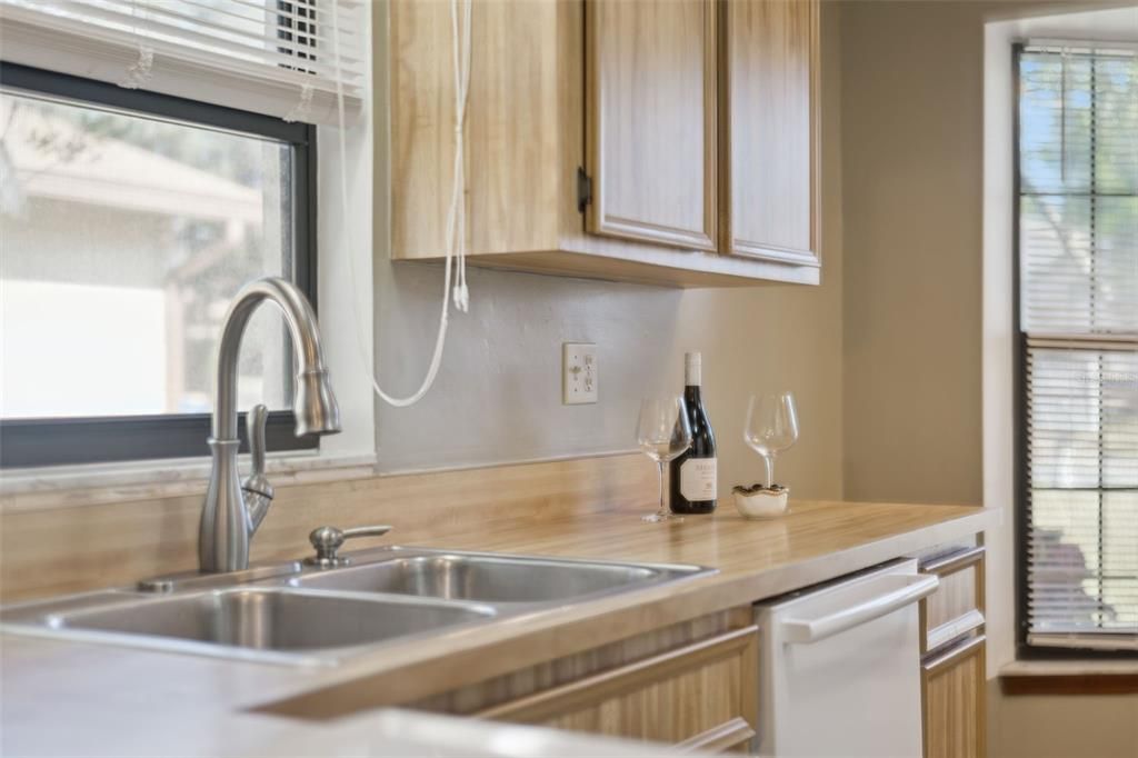 For Sale: $224,500 (2 beds, 2 baths, 1086 Square Feet)