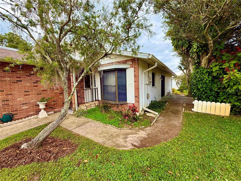 For Sale: $224,500 (2 beds, 2 baths, 1086 Square Feet)