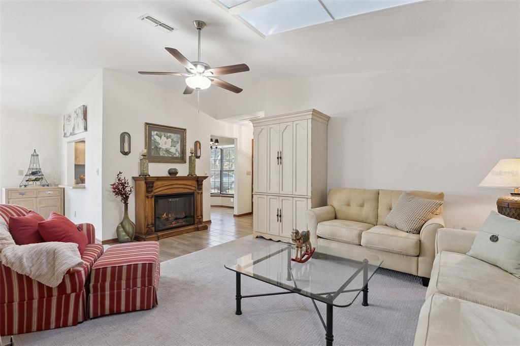 For Sale: $224,500 (2 beds, 2 baths, 1086 Square Feet)