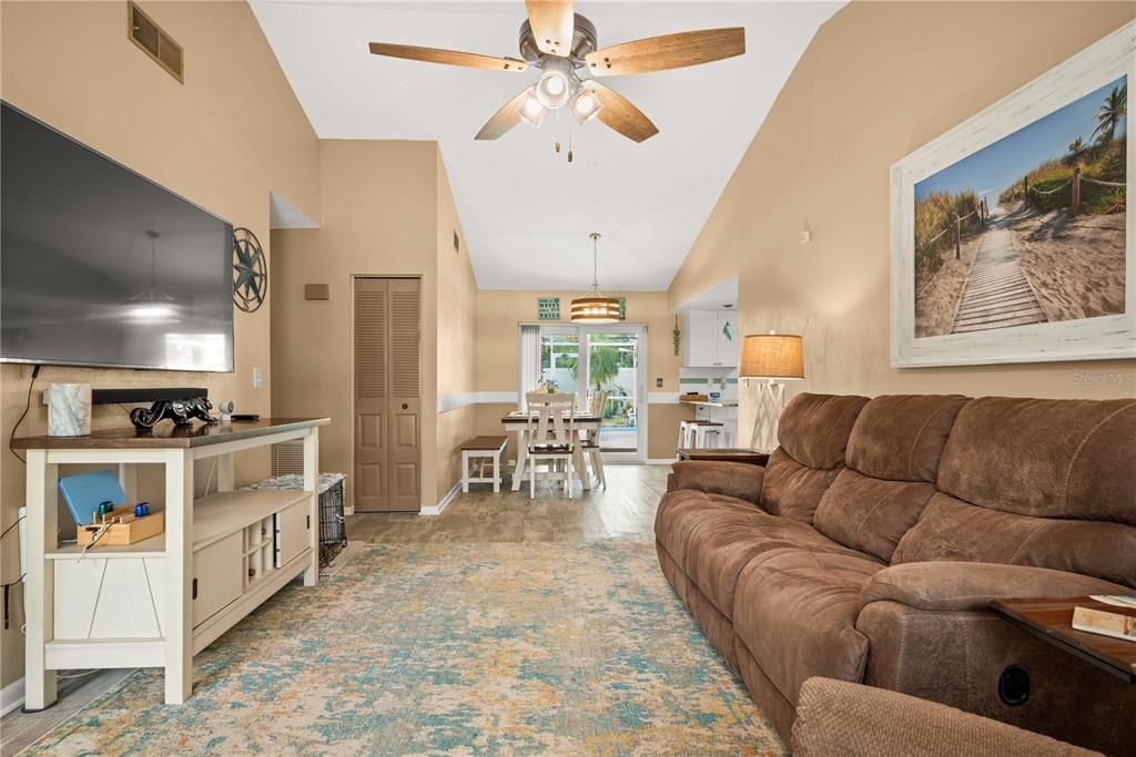 Active With Contract: $399,900 (3 beds, 2 baths, 1164 Square Feet)